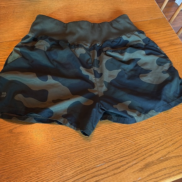 (5/$20) All in Motion Green and Black Cargo Shorts Athletic Fit - Picture 5 of 6